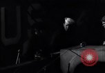 Standbild US-Truppen boarding landing craft für die Invasion der Normandie England, 1944, aus Sekunde 54 historischem Filmmaterial Videoclip 65675037050