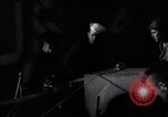 Standbild US-Truppen boarding landing craft für die Invasion der Normandie England, 1944, aus Sekunde 59 historischem Filmmaterial Videoclip 65675037050