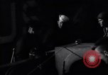 Standbild US-Truppen boarding landing craft für die Invasion der Normandie England, 1944, aus Sekunde 60 historischem Filmmaterial Videoclip 65675037050