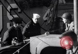 Standbild US-Truppen boarding landing craft für die Invasion der Normandie England, 1944, aus Sekunde 62 historischem Filmmaterial Videoclip 65675037050