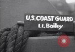 Standbild US Coast Guard Lieutenant Slip Crew vor dem D-Day Invasion England, 1944, aus Sekunde 1 historischem Filmmaterial Videoclip 65675037052