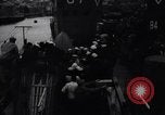 Standbild US Coast Guard Lieutenant Slip Crew vor dem D-Day Invasion England, 1944, aus Sekunde 4 historischem Filmmaterial Videoclip 65675037052
