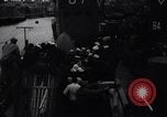 Standbild US Coast Guard Lieutenant Slip Crew vor dem D-Day Invasion England, 1944, aus Sekunde 5 historischem Filmmaterial Videoclip 65675037052