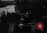 Standbild US Coast Guard Lieutenant Slip Crew vor dem D-Day Invasion England, 1944, aus Sekunde 6 historischem Filmmaterial Videoclip 65675037052