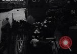 Standbild US Coast Guard Lieutenant Slip Crew vor dem D-Day Invasion England, 1944, aus Sekunde 7 historischem Filmmaterial Videoclip 65675037052