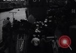 Standbild US Coast Guard Lieutenant Slip Crew vor dem D-Day Invasion England, 1944, aus Sekunde 9 historischem Filmmaterial Videoclip 65675037052