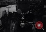 Standbild US Coast Guard Lieutenant Slip Crew vor dem D-Day Invasion England, 1944, aus Sekunde 10 historischem Filmmaterial Videoclip 65675037052