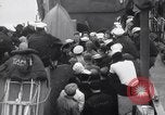 Standbild US Coast Guard Lieutenant Slip Crew vor dem D-Day Invasion England, 1944, aus Sekunde 11 historischem Filmmaterial Videoclip 65675037052