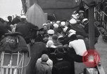 Standbild US Coast Guard Lieutenant Slip Crew vor dem D-Day Invasion England, 1944, aus Sekunde 13 historischem Filmmaterial Videoclip 65675037052