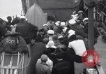 Standbild US Coast Guard Lieutenant Slip Crew vor dem D-Day Invasion England, 1944, aus Sekunde 14 historischem Filmmaterial Videoclip 65675037052