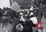 Standbild US Coast Guard Lieutenant Slip Crew vor dem D-Day Invasion England, 1944, aus Sekunde 15 historischem Filmmaterial Videoclip 65675037052