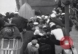 Standbild US Coast Guard Lieutenant Slip Crew vor dem D-Day Invasion England, 1944, aus Sekunde 16 historischem Filmmaterial Videoclip 65675037052