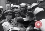 Standbild US Coast Guard Lieutenant Slip Crew vor dem D-Day Invasion England, 1944, aus Sekunde 17 historischem Filmmaterial Videoclip 65675037052