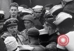 Standbild US Coast Guard Lieutenant Slip Crew vor dem D-Day Invasion England, 1944, aus Sekunde 18 historischem Filmmaterial Videoclip 65675037052