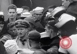 Standbild US Coast Guard Lieutenant Slip Crew vor dem D-Day Invasion England, 1944, aus Sekunde 19 historischem Filmmaterial Videoclip 65675037052