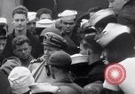 Standbild US Coast Guard Lieutenant Slip Crew vor dem D-Day Invasion England, 1944, aus Sekunde 20 historischem Filmmaterial Videoclip 65675037052