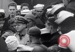 Standbild US Coast Guard Lieutenant Slip Crew vor dem D-Day Invasion England, 1944, aus Sekunde 21 historischem Filmmaterial Videoclip 65675037052