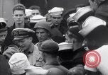Standbild US Coast Guard Lieutenant Slip Crew vor dem D-Day Invasion England, 1944, aus Sekunde 22 historischem Filmmaterial Videoclip 65675037052