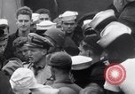 Standbild US Coast Guard Lieutenant Slip Crew vor dem D-Day Invasion England, 1944, aus Sekunde 24 historischem Filmmaterial Videoclip 65675037052