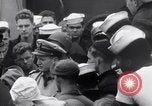Standbild US Coast Guard Lieutenant Slip Crew vor dem D-Day Invasion England, 1944, aus Sekunde 25 historischem Filmmaterial Videoclip 65675037052