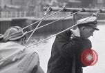 Standbild US Coast Guard Lieutenant Slip Crew vor dem D-Day Invasion England, 1944, aus Sekunde 26 historischem Filmmaterial Videoclip 65675037052