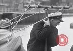 Standbild US Coast Guard Lieutenant Slip Crew vor dem D-Day Invasion England, 1944, aus Sekunde 30 historischem Filmmaterial Videoclip 65675037052