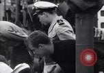 Standbild US Coast Guard Lieutenant Slip Crew vor dem D-Day Invasion England, 1944, aus Sekunde 32 historischem Filmmaterial Videoclip 65675037052