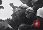 Standbild US Coast Guard Lieutenant Slip Crew vor dem D-Day Invasion England, 1944, aus Sekunde 40 historischem Filmmaterial Videoclip 65675037052