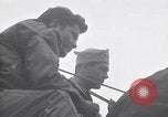 Standbild US Coast Guard Lieutenant Slip Crew vor dem D-Day Invasion England, 1944, aus Sekunde 50 historischem Filmmaterial Videoclip 65675037052