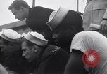 Standbild US Coast Guard Lieutenant Slip Crew vor dem D-Day Invasion England, 1944, aus Sekunde 55 historischem Filmmaterial Videoclip 65675037052