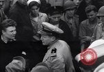 Standbild US Coast Guard Lieutenant Slip Crew vor dem D-Day Invasion England, 1944, aus Sekunde 57 historischem Filmmaterial Videoclip 65675037052