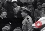 Standbild US Coast Guard Lieutenant Slip Crew vor dem D-Day Invasion England, 1944, aus Sekunde 58 historischem Filmmaterial Videoclip 65675037052