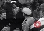 Standbild US Coast Guard Lieutenant Slip Crew vor dem D-Day Invasion England, 1944, aus Sekunde 59 historischem Filmmaterial Videoclip 65675037052
