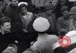 Standbild US Coast Guard Lieutenant Slip Crew vor dem D-Day Invasion England, 1944, aus Sekunde 60 historischem Filmmaterial Videoclip 65675037052
