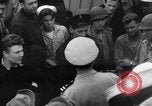 Standbild US Coast Guard Lieutenant Slip Crew vor dem D-Day Invasion England, 1944, aus Sekunde 61 historischem Filmmaterial Videoclip 65675037052