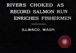 Image attraper le poisson de saumon Illwaco Washington USA, 1931, de la seconde 1 séquences d'archives historiques vidéo 65675037105