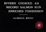 Image attraper le poisson de saumon Illwaco Washington USA, 1931, de la seconde 3 séquences d'archives historiques vidéo 65675037105