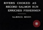Image attraper le poisson de saumon Illwaco Washington USA, 1931, de la seconde 4 séquences d'archives historiques vidéo 65675037105