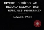 Image attraper le poisson de saumon Illwaco Washington USA, 1931, de la seconde 5 séquences d'archives historiques vidéo 65675037105