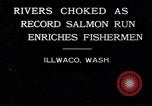 Image attraper le poisson de saumon Illwaco Washington USA, 1931, de la seconde 7 séquences d'archives historiques vidéo 65675037105