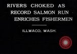 Image attraper le poisson de saumon Illwaco Washington USA, 1931, de la seconde 9 séquences d'archives historiques vidéo 65675037105