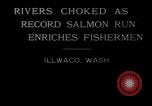 Image attraper le poisson de saumon Illwaco Washington USA, 1931, de la seconde 10 séquences d'archives historiques vidéo 65675037105
