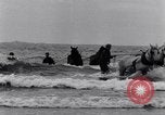 Image attraper le poisson de saumon Illwaco Washington USA, 1931, de la seconde 42 séquences d'archives historiques vidéo 65675037105