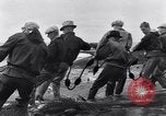 Image attraper le poisson de saumon Illwaco Washington USA, 1931, de la seconde 52 séquences d'archives historiques vidéo 65675037105
