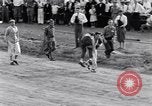 Image Accident de voiture sur la tête de poulet jeu de pilotes Albion New York USA, 1931, de la seconde 51 séquences d'archives historiques vidéo 65675037106