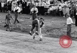 Image Accident de voiture sur la tête de poulet jeu de pilotes Albion New York USA, 1931, de la seconde 52 séquences d'archives historiques vidéo 65675037106