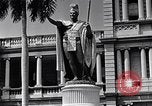 Standbild Autos enter Governor's Palace Honolulu Hawaii USA, 1942, aus Sekunde 10 historischem Filmmaterial Videoclip 65675037118