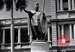 Standbild Autos enter Governor's Palace Honolulu Hawaii USA, 1942, aus Sekunde 13 historischem Filmmaterial Videoclip 65675037118