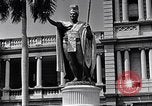 Standbild Autos enter Governor's Palace Honolulu Hawaii USA, 1942, aus Sekunde 14 historischem Filmmaterial Videoclip 65675037118