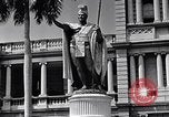 Standbild Autos enter Governor's Palace Honolulu Hawaii USA, 1942, aus Sekunde 15 historischem Filmmaterial Videoclip 65675037118